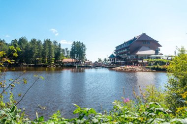 Mummel Gölü veya Mummelsee, Kara Orman, Almanya 'daki aileler için yaz tatili alanı