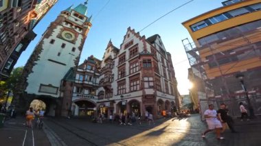 Freiburg im Breisgau, Almanya 'daki Martinstor Kulesi' nde güzel bir yaz günü.