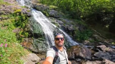 Almanya 'daki Kara Orman' daki Todtnau şelalesinde bir turistin selfie 'si.