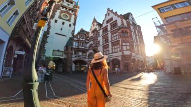 Freiburg im Breisgau, Almanya 'daki Martinstor Kulesi' nde güzel bir yaz günü.