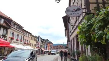 Almanya 'nın Kara Orman bölgesindeki Gengenbach kasabasındaki Victor-Kretz-Strabe' deki Obertorturm kulesinin zaman çizelgesi.