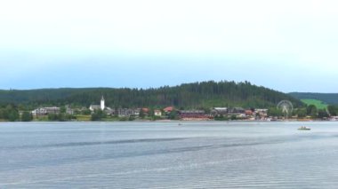 Almanya, Kara Orman 'daki Titisee Gölü' nde yaz manzarası