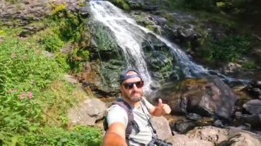 Almanya 'daki Kara Orman' daki Todtnau şelalesinde bir adamın selfie 'si.