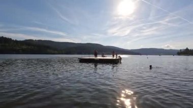 Almanya 'daki Kara Orman' da Schluch Gölü 'nde yıkanan turistler