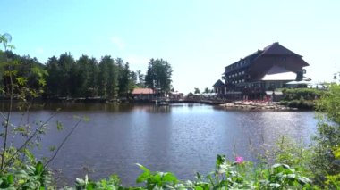 Mummel Gölü veya Mummelsee, Kara Orman, Almanya 'da güzel bir yaz manzarası