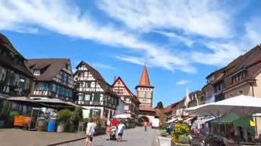 Almanya 'nın Kara Orman bölgesindeki Gengenbach kasabasındaki Victor-Kretz-Strabe' deki Obertorturm kulesinin zaman çizelgesi.