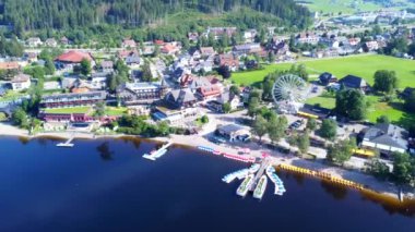Almanya, Kara Orman 'daki Titisee Gölü' nün hava aracı manzarası