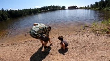 Baba oğul Mummelsee, Kara Orman, Almanya 'da oynuyorlar.