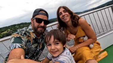 Anne ve oğul turistler Almanya 'daki Kara Orman' da Titisee Gölü 'nde bir teknede.