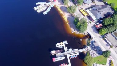 Almanya 'nın Kara Orman bölgesindeki Titisee Gölü' ndeki rıhtımın havadan görüntüsü