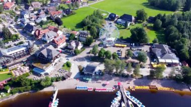 Almanya 'nın Kara Orman bölgesindeki Titisee Gölü' ndeki rıhtımın havadan görüntüsü