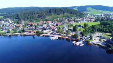 Almanya, Kara Orman 'daki Titisee Gölü' nün hava aracı manzarası