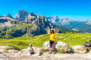 Anne ve oğul, dolomitler olan tre cime di lavaredo 'nun nefes kesici manzarasında yürüyüş yaparken mola veriyorlar. İtalyan Dolimitleri 'nde yaz tatili. İtalya