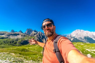 Tre cime di lavaredo 'da selfie çeken bir turist dolomitlerle yaz tatilinin tadını çıkarıyor. İtalyan Dolimitleri 'nde yaz tatili. İtalya