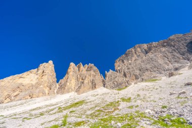 Tre cime di lavaredo 'nun görkemli zirveleri berrak mavi gökyüzüne karşı yükseliyor, yazın dolomitlerin engebeli güzelliğini gözler önüne seriyor, İtalya