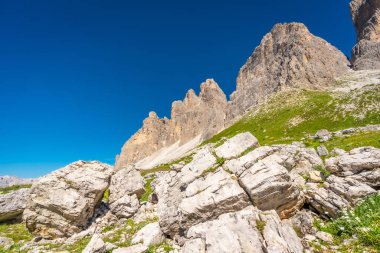 Güneşli bir yaz gününde Tre cime di lavaredo, Dolomites, İtalya 'ya giden Rocky yürüyüş yolu.