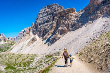 Anne ve oğlu, İtalyan dolomitleri içinde yaz yürüyüşünün tadını çıkarıyorlar.