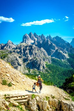 Turistler, yaz aylarında dolomitlerin nefes kesici zirveleriyle çevrili Tre cime di lavaredo patikasında manzaralı bir yürüyüş yapıyorlar.