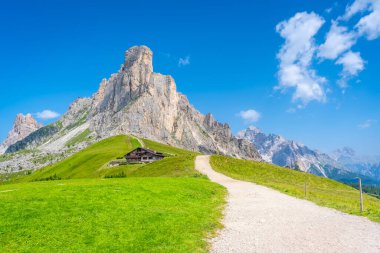 İtalyan dolomitlerinin kalbindeki görkemli Califorolau dağ sırasının eteklerine kadar uzanan yürüyüş patikalı cennet manzarası.