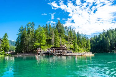 Zümrüt suları çevresindeki yemyeşil ormanı yansıtıyor, Braies Gölü 'nde nefes kesici bir manzara yaratıyor, İtalyan dolomitlerinde popüler bir turizm merkezi.