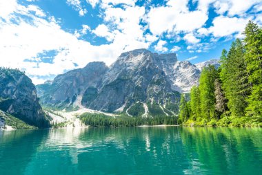 Zümrüt sular görkemli dolomitleri yansıtıyor Braies Gölü 'nün zirveleri, İtalyan Alpleri' nin kalbinde büyüleyici bir doğa harikası