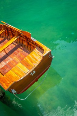 Klasik ahşap kayık nazikçe zümrüt zümrüt sularında yüzüyor Braies Gölü 'nün, dolomitlerin pitoresk bir istikameti.