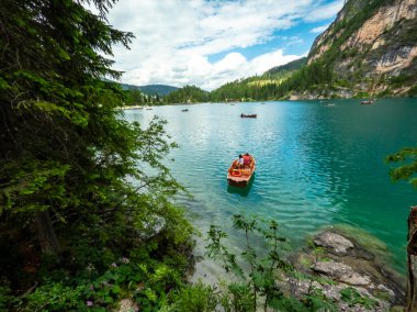 Turistler, yazın dolomitlerin çarpıcı manzarasıyla çevrili Braies Gölü 'nün turkuaz sularında kürek çekiyorlar.