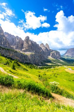 Güneşli bir yaz gününde Dolomite Dağları ve Gardenya Geçidi 'nin çarpıcı manzaralı yürüyüş yolu
