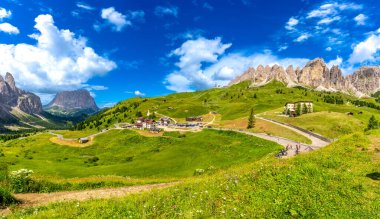 İtalyan dolomitlerinde sersemletici bir bahçe geçidi. Bereketli çayırlar, dolambaçlı yollar ve parlak mavi gökyüzünün altında görkemli tepeler.