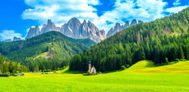 Aziz Magdalena Kilisesi 'nin yer aldığı manzara arka planda görkemli bir dağ silsilesi olan canlı yeşil bir vadiye yerleşmiştir.