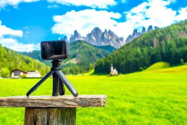 Aksiyon kamerası, Val di Funes 'un St. Magdalena Kilisesi' yle birlikte dolomitlerin güzelliğini gösteren bir video kaydediyor.