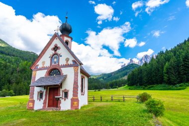 Arka planda Ot Dağları olan St. Magdalena Kilisesi manzaralı İtalyan dolomitlerinin popüler bir turizm merkezi.