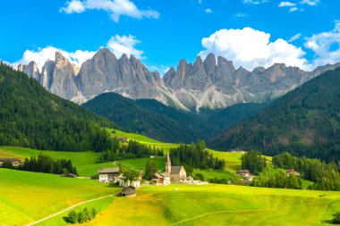 Meşhur Chiesa di Santa Maddalena ile manzaralı bir yaz manzarası ve funes vadisinde doruk noktaları, dolomitler