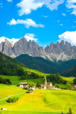 St. Magdalena Kilisesi 'nin arka planda tek sıra dağ manzaralı manzarası.