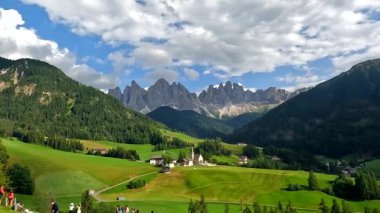 Timelapse, Santa Maddalena köyü. Arka planda yüksek dağlar var.