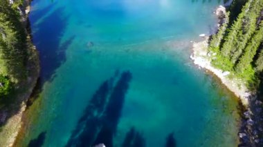 Alp Gölü Karersee 'nin çarpıcı turkuaz sularını yakalayan hava manzarası dolomitleri ve kozalaklı ormanları yansıtıyor.