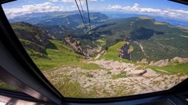 Dolomitlerdeki Seceda sıradağlarının nefes kesici manzarasına uzanan kablo telleri, İtalya 'nın canlı bir yaz günü boyunca...