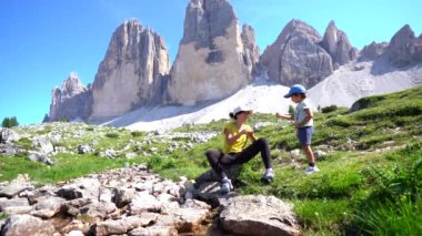 Anne ve oğlu, Dolomite 'ların içinde tre cime di lavaredo yakınlarındaki İtalyan Alplerinde yürüyüş yapıyor.