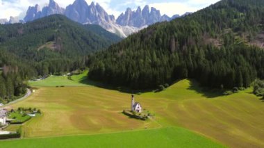 Yeşil Vadi 'deki St. Magdalena Kilisesi' nin Dolomitler, İtalya 'daki Ot Dağı grubuyla birlikte görüldüğü manzara.