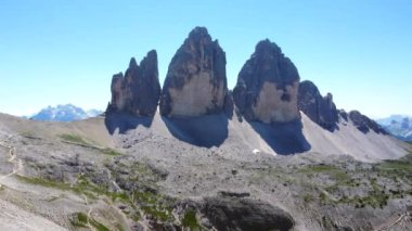Tre cime di lavaredo 'nun panoramik manzarası ve güneşli bir yaz gününde dolomitlerin etrafındaki dağlar.