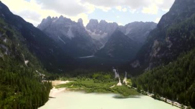 Güney Tyrol, İtalya 'daki çarpıcı dolomitlerle çevrili Durrensee Gölü veya lago di landro' nun nefes kesici hava manzarası.