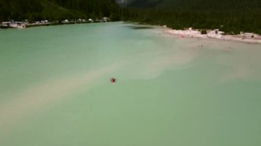 Durrensee Gölü olarak da bilinen lago di landro 'nun tadını çıkaran turistler Trentino Alto Adige, İtalya' daki çarpıcı dolomitlerle çevrili.