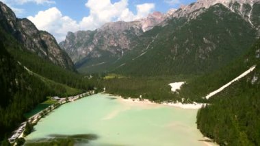 Durrensee Gölü olarak da bilinen lago di landro 'nun tadını çıkaran turistler Trentino Alto Adige, İtalya' daki çarpıcı dolomitlerle çevrili.