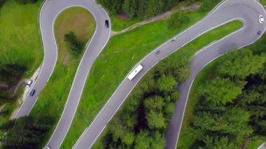 Dolomitlerde, İtalya 'da, dolomitlerde, verimli yeşil ormandan geçen arabalarla dolambaçlı bir yol manzarası.
