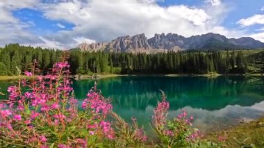 Güneşli bir yaz gününde, Carezza Gölü 'nün hava manzarası Dolomite Dağları' ndaki latemar Dağları 'nı yansıtıyor, Nova Levi, Güney Tyrol, İtalya
