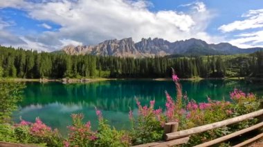 Güneşli bir yaz gününde, Carezza Gölü 'nün hava manzarası Dolomite Dağları' ndaki latemar Dağları 'nı yansıtıyor, Nova Levi, Güney Tyrol, İtalya