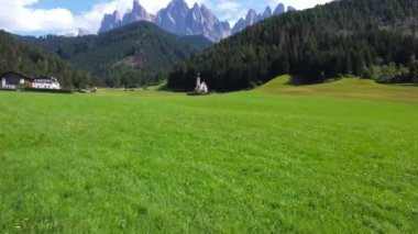 Manzaralı St. Magdalena Kilisesi, İtalyan dolomitlerindeki görkemli dağ silsilesinin çerçevelediği yemyeşil bir vadiye kurulmuştur.