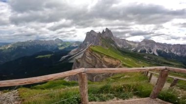 Seceda Dağı 'nın görkemli zirveleri Val di Funes, Dolomitler, İtalya' da yaz güneşinin altında parlıyordu.