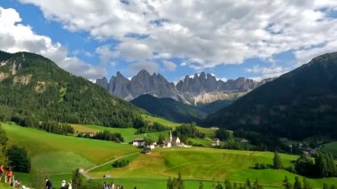 Timelapse, Santa Maddalena köyü. Arka planda yüksek dağlar var.