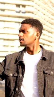 Şehirdeki GPS mobil uygulamasını kullanan Afrikalı bir adam